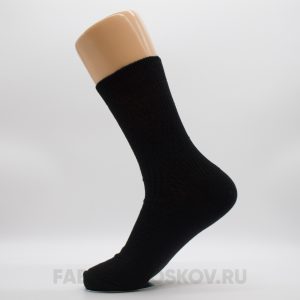 Мужские однотонные носки с рельефным рисунком по паголенку.