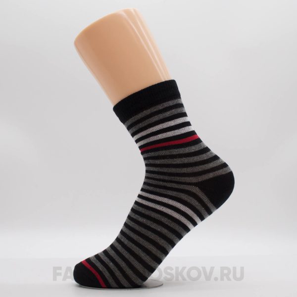 Детские носки с полосками и красной линией Детские носки с полосками и красной линией