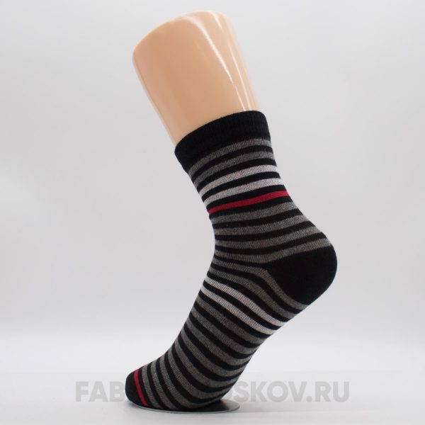 Детские носки с полосками и красной линией Детские носки с полосками и красной линией
