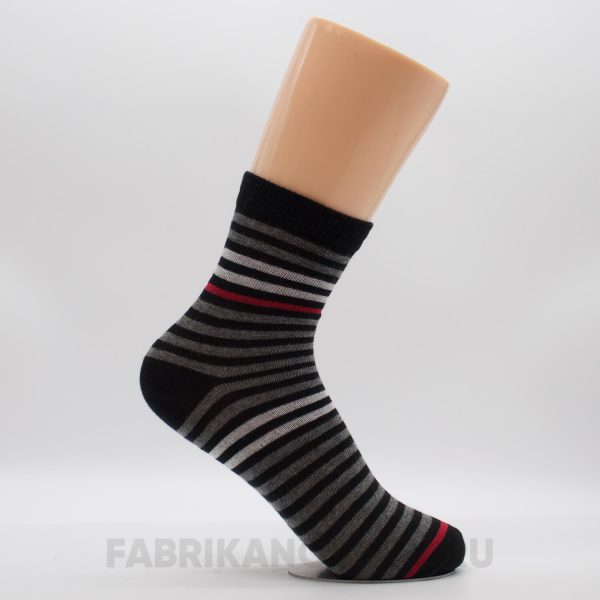 Детские носки с полосками и красной линией Детские носки с полосками и красной линией