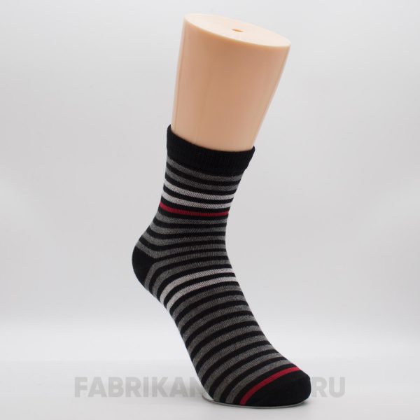Детские носки с полосками и красной линией Детские носки с полосками и красной линией
