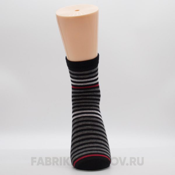 Детские носки с полосками и красной линией Детские носки с полосками и красной линией